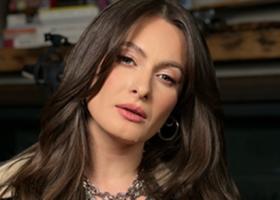 Raluka, mai sexy ca niciodată! Rochia roșie și live session Înainte să pleci incendiază internetul