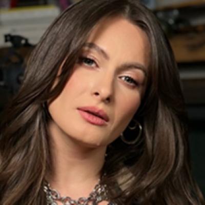 Raluka, mai sexy ca niciodată! Rochia roșie și live session Înainte să pleci incendiază internetul