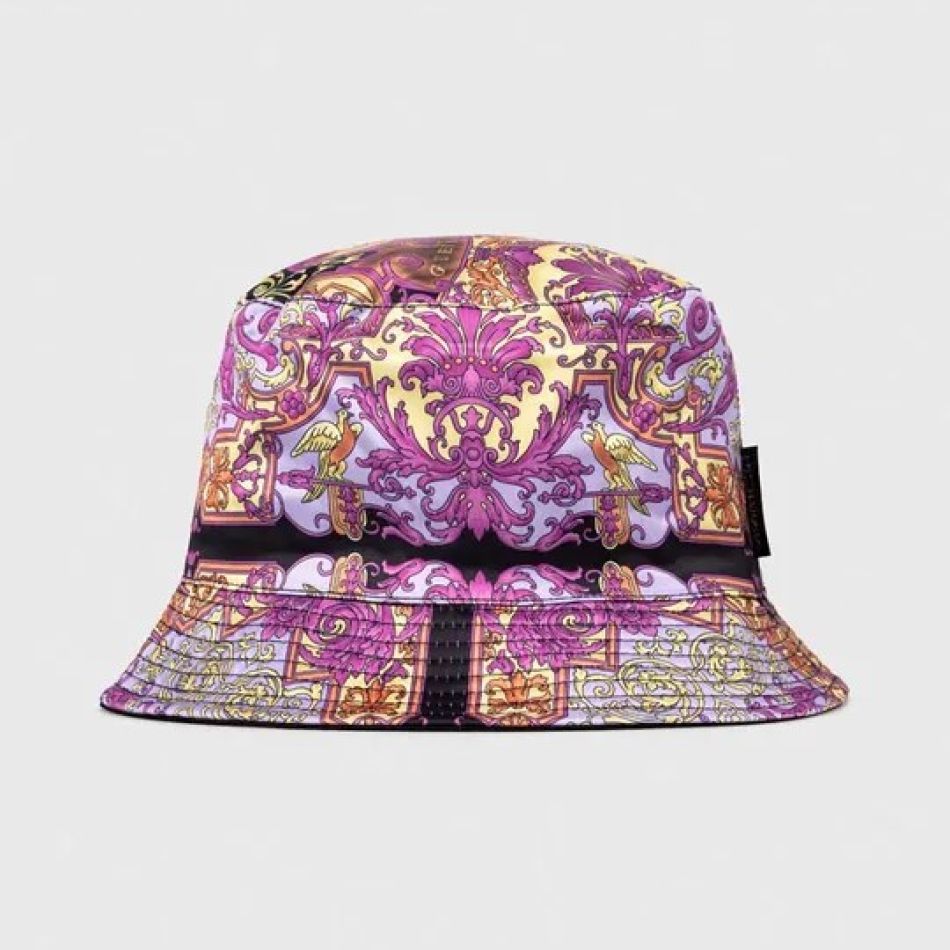 CHIC ȘI PROTEJATĂ DE SOARE CU 20 DE PĂLĂRII ȘI ȘEPCI