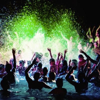 Petrecere Desperados în cea mai adâncă piscină din lume