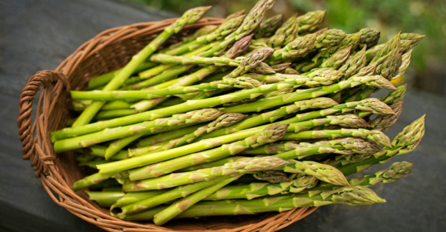 Sparanghelul. Secretul marilor bucătari. Cum îl gătim ca să fie super gustos
