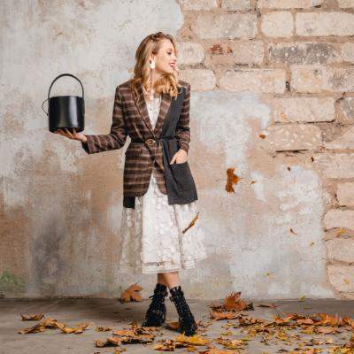Cum porți fusta din dantelă în 5 ținute sofisticate: idei de zi, birou, seară, vacanță și cozy chic