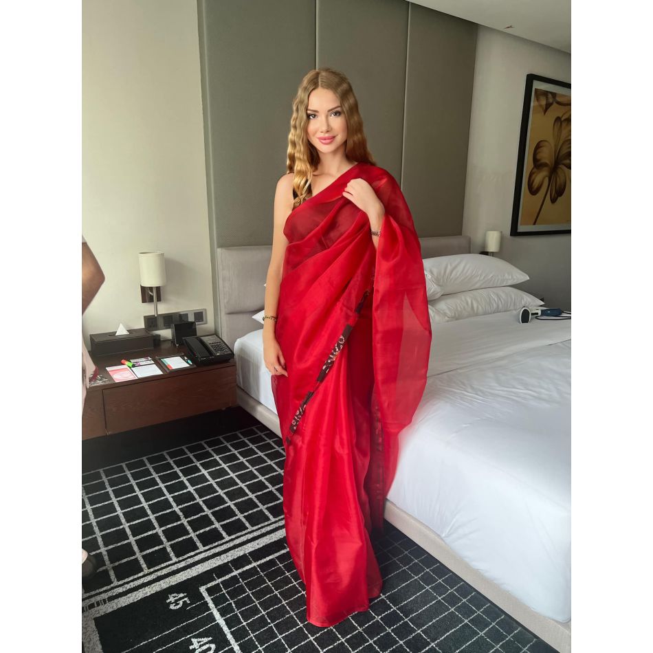 Otilia Billionera a făcut senzație în Bangladesh. 15.000 de oameni prezenți la concert, îndrăgostiți de energia artistei