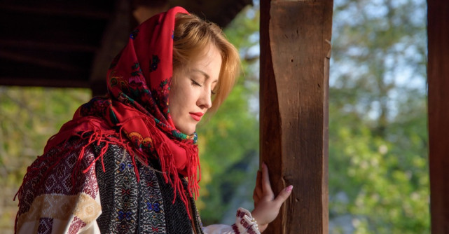 Ritualul superb de nuntă din Țara Oașului: Femeile din sat oferă protecție magică miresei