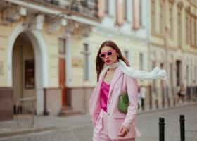 Feminitate în garderobă garantată: eleganța și delicatețea nuanței Petal Pink