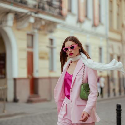 Feminitate în garderobă garantată: eleganța și delicatețea nuanței Petal Pink