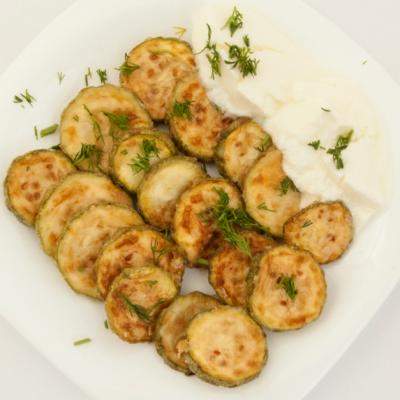 Reţetă: Cei mai delicioşi dovlecei pane cu usturoi