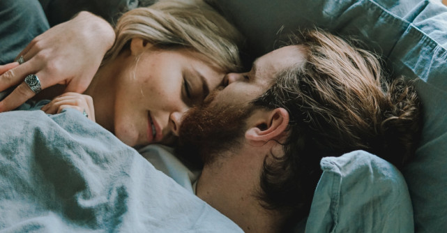 Așteaptă bărbatul care te ia în brațe în timpul nopții și te sărută pe frunte când dormi