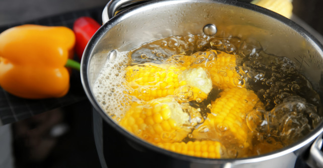 Câte calorii are porumbul fiert? Îl putem consuma la regim? 