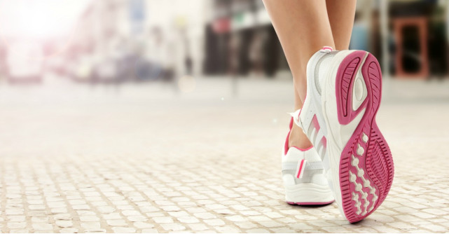 Pantofi sport cu broderii florale: note romantice in tinute casual-sport