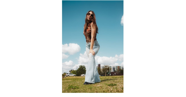 Cum să porți pantaloni evazați: ghid complet pentru un look modern și elegant