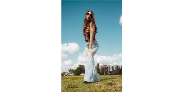 Cum să porți pantaloni evazați: ghid complet pentru un look modern și elegant