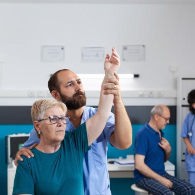 Kinetoterapia și gestionarea afecțiunilor musculo-scheletice la bătrâni