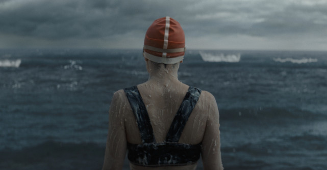 'Tânăra și marea', povestea excepțională a primei femei care a traversat înot Canalul Mânecii apare pe Disney+