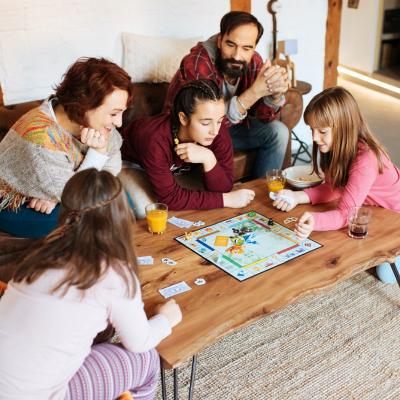 Jocuri de societate pentru copii si intreaga familie: distractie, indemanare si povesti inedite
