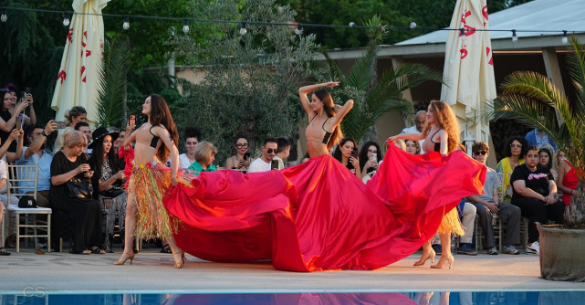 POOL FASHION SHOW 2026: Visul unei nopți de vară a adus pe podium garderoba ideală de vacanță semnată de 13 designeri români 