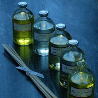 Sfaturi practice: cum sa folosesti uleiurile esentiale pentru a curata locuinta