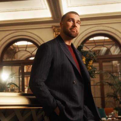 TOMMY HILFIGER ÎI INVITĂ PE TRAVIS KELCE ȘI PRIETENII SĂI LA THE PLAZA, ÎN UNIVERSUL SĂU NEW YORKEZ, PENTRU TOAMNA 2026