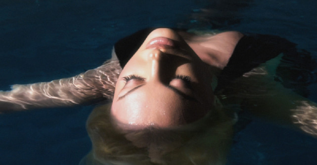 Alexandra Stan revine la stilul care a consacrat-o cu 'Wanna Dance', un hit al eliberării prin muzică și dans