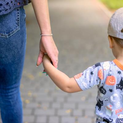 De ce nu ar trebui să devii „mama” partenerului tău. Cum îți afectează relația fără să știi și cum poți scăpa?