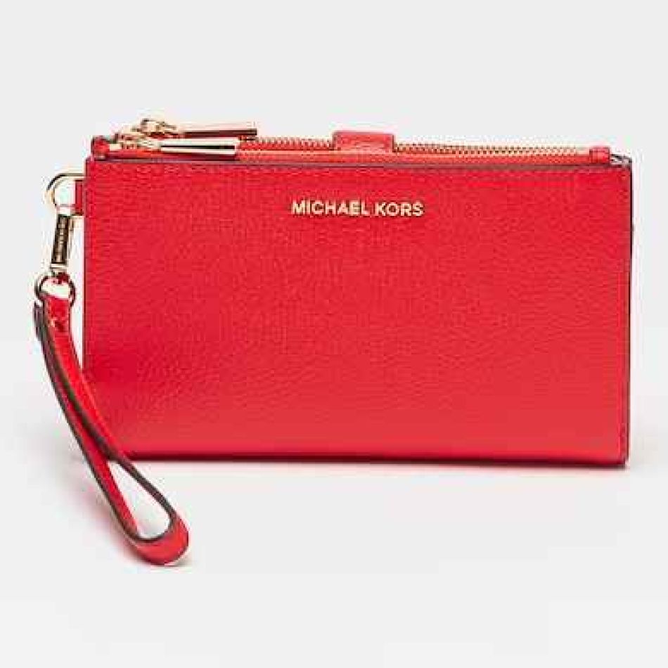 Cum integrăm nuanțele de roșu în ținute? 20 de piese vestimentare pentru anul 2024