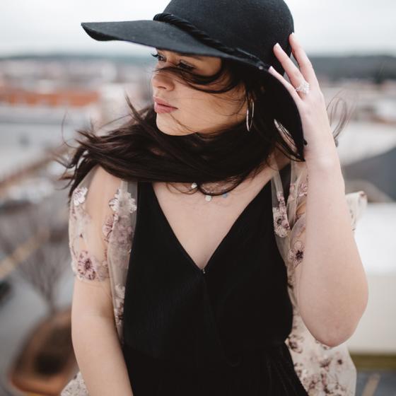 Blazere din țesături transparente: voal, dantelă, tulle