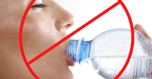 ALARMA: Ce patesti daca bei APA din sticle de PLASTIC