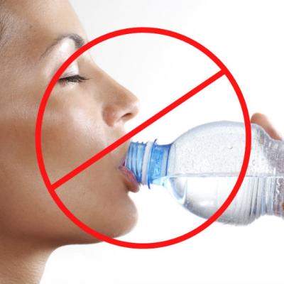 ALARMA: Ce patesti daca bei APA din sticle de PLASTIC