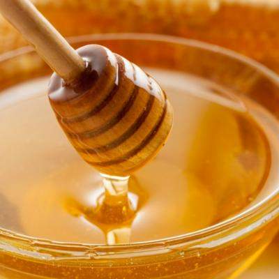 Mierea, ingredientul minune pentru par. Tratamente si masti de incercat acasa