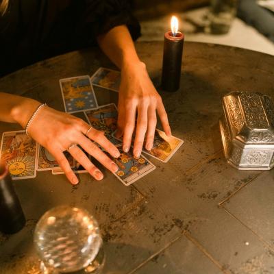 Etalare Tarotul săptămâna 12–18 ianuarie: adevăr interior, stabilitate și transformare conștientă