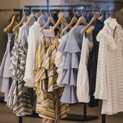 Garderoba capsulă de la branduri locale la haine pre-owned
