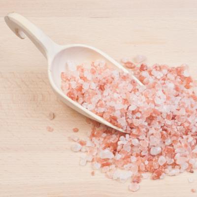 Motive uluitoare pentru care vei vrea sa bei zilnic cate un pahar de apa cu sare de mare