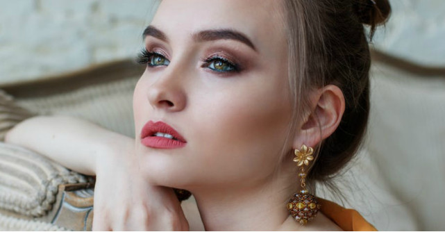 5 produse de machiaj cu efect holografic - ia-le din timp pentru sezonul festivalurilor!