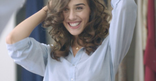 Noul ondulator automat Philips ProCare te ajuta sa ai bucle definite si rezistente, cu o simpla apasare de buton 