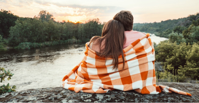 Patura cu maneci: cel mai calduros accesoriu pentru casa in sezonul rece