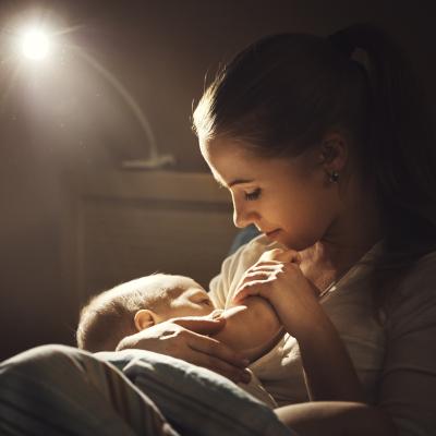 Alăptarea la sân le oferă copiilor cel mai bun start în viață!