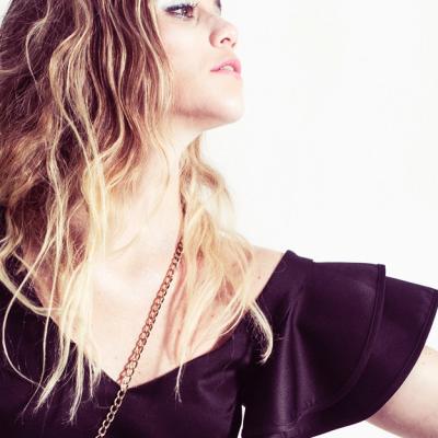 Gata de dans: topuri asimetrice pe un umăr pentru party în club