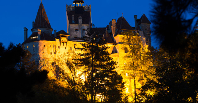 Vrei o petrecere de Halloween ca a lui Elon Musk? Uite cât costă să închiriezi Castelul Bran!