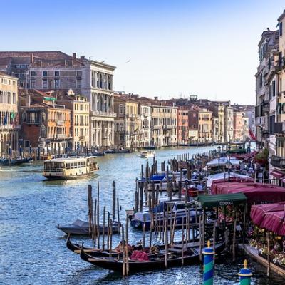 Brad Pitt și Ines de Ramon, apariție spectaculoasă pe covorul roșu la Festivalul de Film de la Veneția