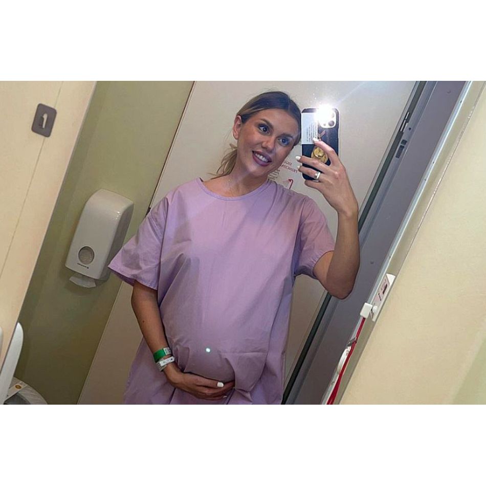 Emily Burghelea, de la agonie la exataz! Vedeta a ajuns la spital din cauza stărilor de rău și a aflat că este însărcinată