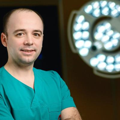 Intervenție de chirurgie female-to-male, realizată în premieră în cadrul Spitalului Arcadia din Iași
