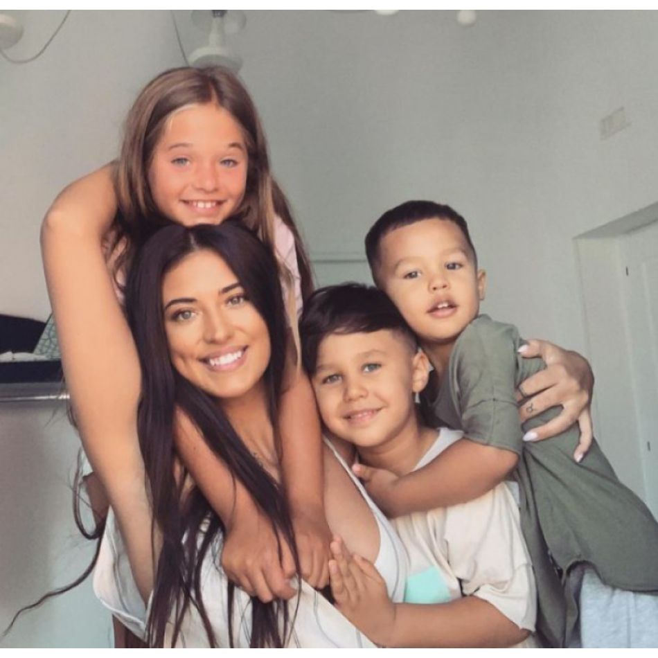 Cât de bine se descurcă Antonia în rolul de mamă? Cine este sprijinul ei în creșterea celor 3 copii