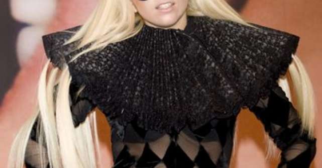 Foto soc: Lady Gaga s-a ras in cap. Vezi aici cum ii sta!