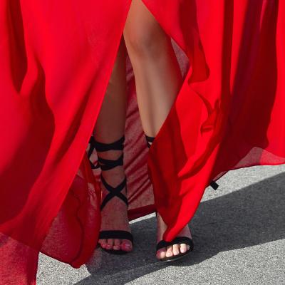 Sandale cu baretă pe picior: o variantă versatilă de vară