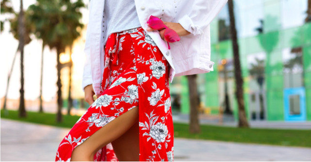 Flori, fete și culori: 7 modele de fuste lejere cu imprimeuri florale