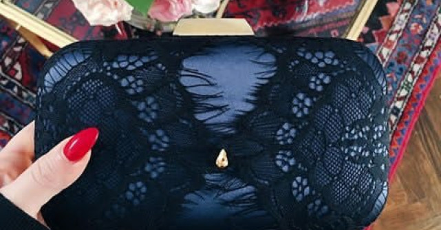 Clutch-ul de matase – accesoriul preferat al vedetelor din Romania