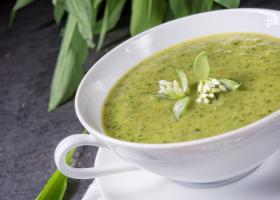 Supă verde de primăvară cu urzici, leurdă și unțișor – energie, vitamine și vitalitate într-un bol