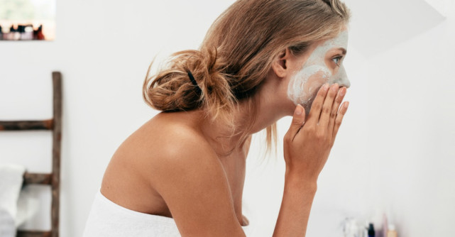 Cum te speli corect pe fata: Un dermatolog dezvaluie cele mai frecvente 3 greseli