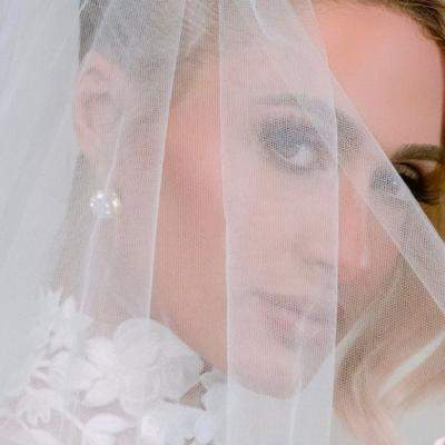 Paris Hilton a purtat 5 rochii albe si una roz in ziua nuntii. Care iti place cel mai mult?