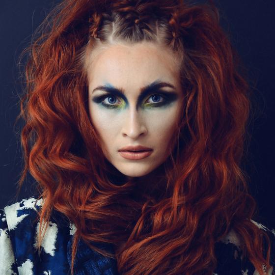 Cum realizezi machiajul cu farduri colorate multiple în acest sezon